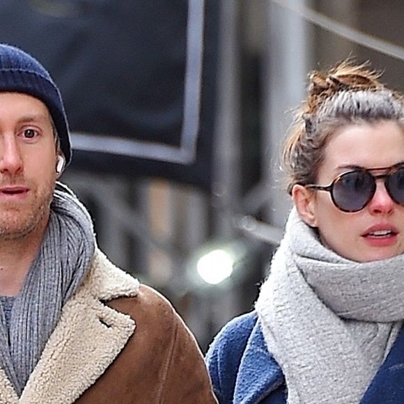 Exclusif - Anne Hathaway et son mari Adam Shulman se baladent en amoureux dans les rues de New York, le 6 décembre 2017