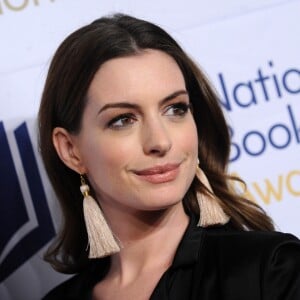 Anne Hathaway au photocall de la soirée des 68th National book awards à New York le 15 novembre 2017.