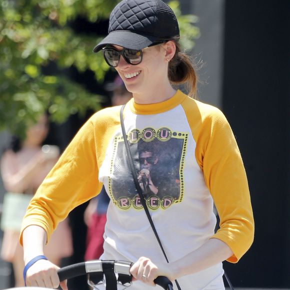 Anne Hathaway balade son fils Jonathan en compagnie d'un ami dans le quartier de soho à New York, le 30 juin 2017