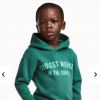 Le pull à capuche "Coolest Monkey In The Jungle" ("Le singe le plus cool de la jungle") par un modèle noir, a déclenché une polémique.