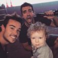Alex Goude pose avec son mari Romain et leur fils Elliot. Instagram, août 2016