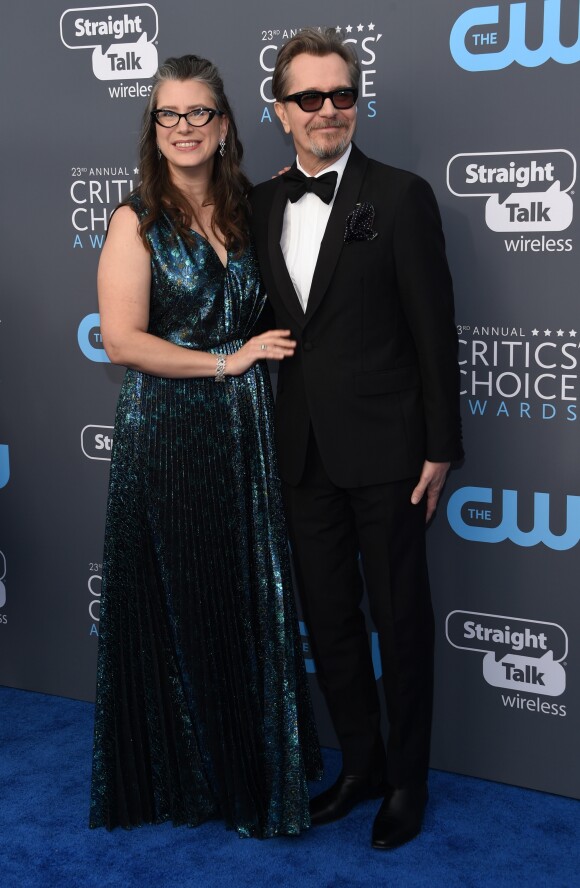 Gary Oldman et sa femme Gisele lors des "23ème Critics Choice Awards" au Barker Hangar à Los Angeles, le 11 janvier 2018. © Chris Delmas/Bestimage