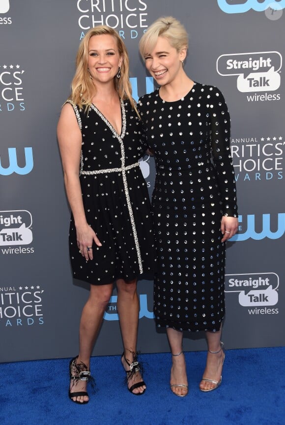 Reese Witherspoon et Emilia Clarke lors des "23ème Critics Choice Awards" au Barker Hangar à Los Angeles, le 11 janvier 2018. © Chris Delmas/Bestimage