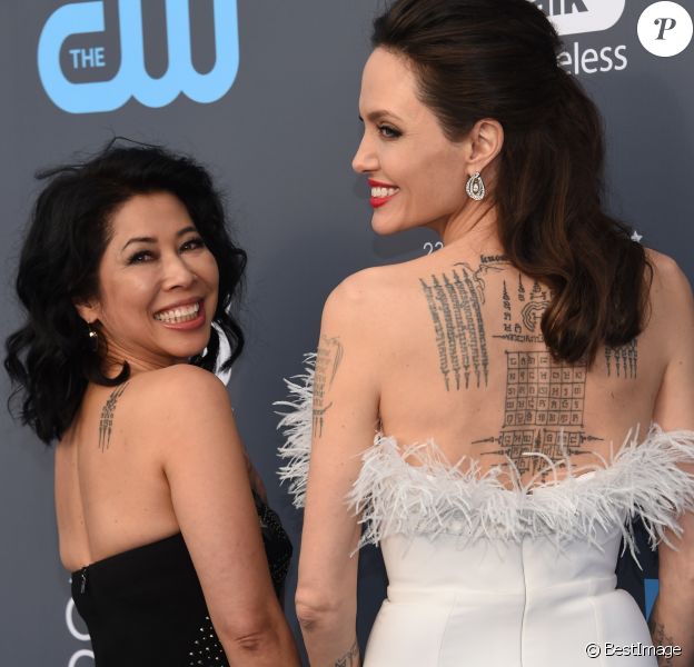 Angelina Jolie, Loung Ung lors des "23ème Critics Choice Awards" au Barker Hangar à Los Angeles, le 11 janvier 2018. © Chris Delmas/Bestimage