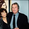 Alain Delon et Claudia Cardinale rendant hommage à Luchino Visconti devant l'affiche du film Le Guépard en 2000