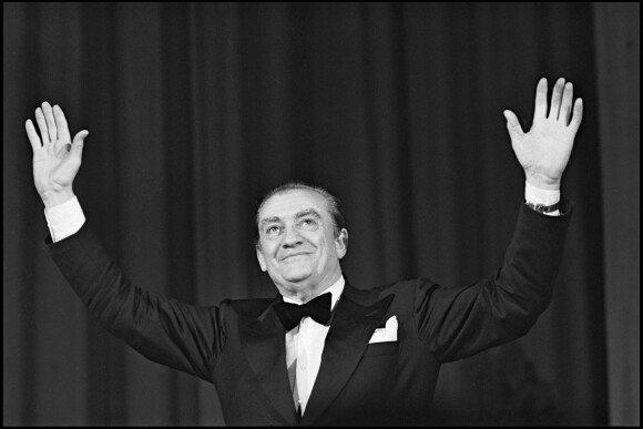 Luchino Visconti recevant le prix du 25e anniversaire du Festival de Cannes pour son film Mort à Venise en 1971