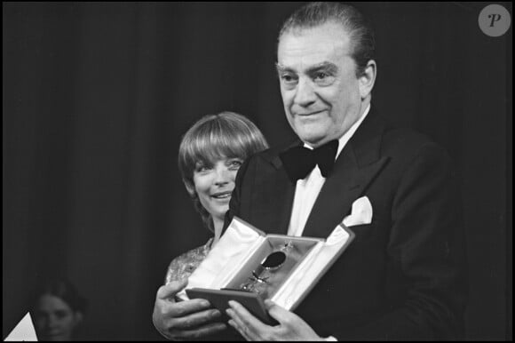 Romy Schneider et Luchino Visconti recevant le prix du 25e anniversaire du Festival de Cannes pour son film Mort à Venise en 1971