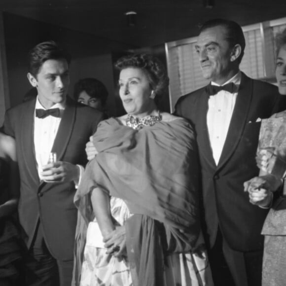 L'équipe du film Rocco et ses frères avec Claudia Cardinale, Alain Delon, Katina Paxinou, Luchino Visconti et Annie Girardot lors du Festival du film de Venise en 1960