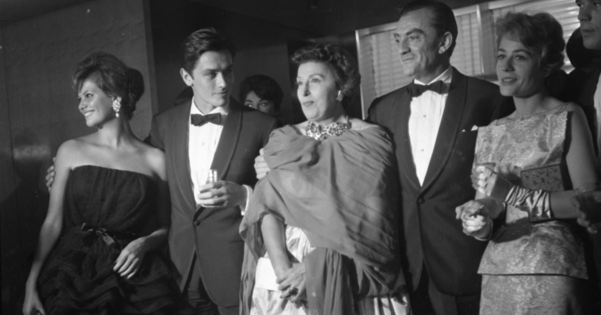 L'équipe du film Rocco et ses frères avec Claudia Cardinale, Alain Delon, Katina Paxinou L'équipe du film Rocco et ses frères avec Claudia Cardinale, Alain Delon, Katina Paxinou