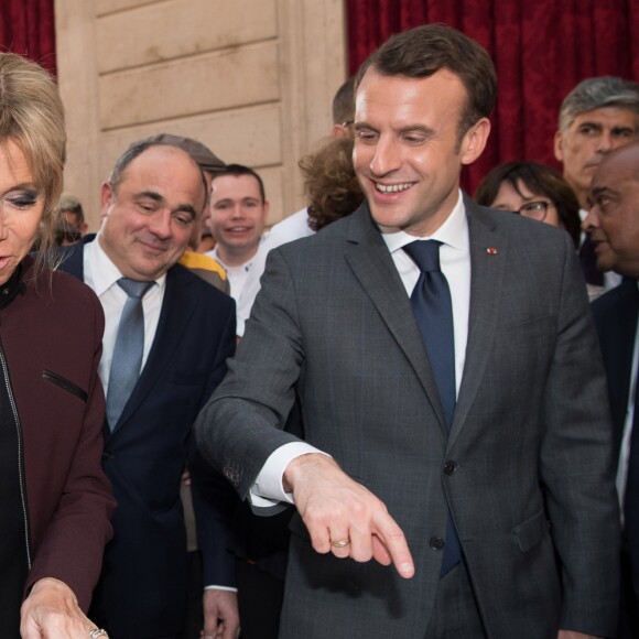 Le président Emmanuel Macron et sa femme Brigitte Macron (Trogneux) fêtent l'Épiphanie avec la traditionnelle Galette des rois à L'Elysée le 12 janvier 2018. © Pierre Villard / Pool / Bestimage