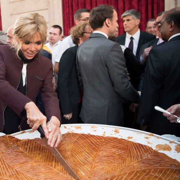 Le président Emmanuel Macron et sa femme Brigitte Macron (Trogneux) fêtent l'Épiphanie avec la traditionnelle Galette des rois à L'Elysée le 12 janvier 2018. © Pierre Villard / Pool / Bestimage