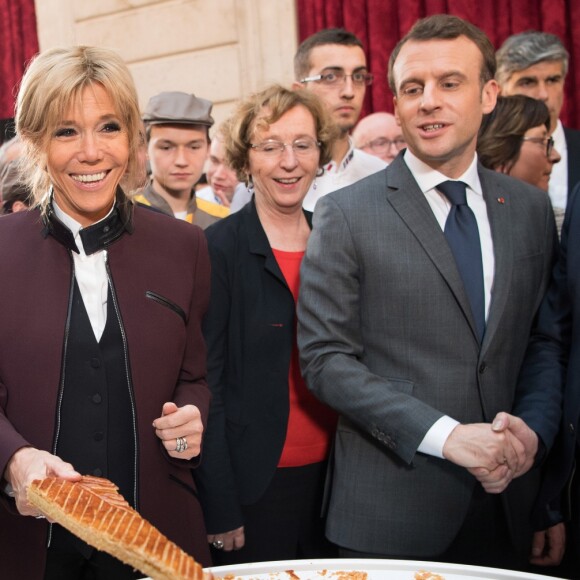 Le président Emmanuel Macron et sa femme Brigitte Macron (Trogneux) fêtent l'Épiphanie avec la traditionnelle Galette des rois à L'Elysée le 12 janvier 2018. © Pierre Villard / Pool / Bestimage