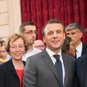 Le président Emmanuel Macron et sa femme Brigitte Macron (Trogneux) fêtent l'Épiphanie avec la traditionnelle Galette des rois à L'Elysée le 12 janvier 2018. © Pierre Villard / Pool / Bestimage