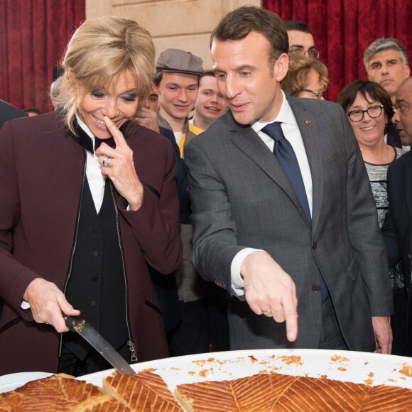 Le président Emmanuel Macron et sa femme Brigitte Macron (Trogneux) fêtent l'Épiphanie avec la traditionnelle Galette des rois à L'Elysée le 12 janvier 2018. © Pierre Villard / Pool / Bestimage