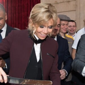 Le président Emmanuel Macron et sa femme Brigitte Macron (Trogneux) fêtent l'Épiphanie avec la traditionnelle Galette des rois à L'Elysée le 12 janvier 2018. © Pierre Villard / Pool / Bestimage