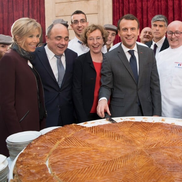 Le président Emmanuel Macron et sa femme Brigitte Macron (Trogneux) fêtent l'Épiphanie avec la traditionnelle Galette des rois à L'Elysée le 12 janvier 2018. © Pierre Villard / Pool / Bestimage