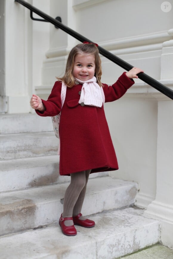 Photographie officielle de la princesse Charlotte de Cambridge, prise par sa mère, la duchesse de Cambridge, au palais de Kensington, juste avant sa rentrée à la crèche Willcocks le 8 janvier 2018.