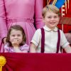 Le prince George et la princesse Charlotte de Cambridge avec leurs parents la duchesse Catherine et le prince William au balcon du palais de Buckingham le 17 juin 2017 lors de la parade Trooping the Colour.