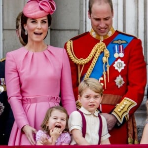 Le prince George et la princesse Charlotte de Cambridge avec leurs parents la duchesse Catherine et le prince William au balcon du palais de Buckingham le 17 juin 2017 lors de la parade Trooping the Colour.