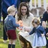 Le prince George et la princesse Charlotte de Cambridge le 29 septembre 2016 lors d'une fête pour enfants à la Maison du Gouvernement à Victoria au Canada, lors de la tournée officielle du duc et de la duchesse de Cambridge.