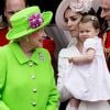 La reine Elizabeth II et son arrière-petite-fille la princesse Charlotte de Cambridge le 11 juin 2016, au balcon du palais de Buckingham lors de la parade Trooping the Colour.