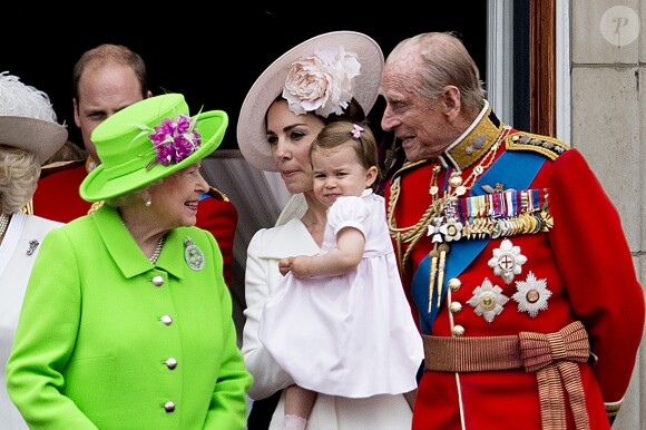 La reine Elizabeth II et son arrière-petite-fille la princesse Charlotte de Cambridge le 11 juin 2016, au balcon du palais de Buckingham lors de la parade Trooping the Colour.