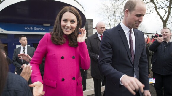 Kate Middleton, enceinte, affiche son baby bump dans un manteau déjà porté