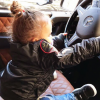 Sofia, la fille d'Amel Bent, au volant d'une Mercedes. Photo postée sur Instagram le 19 décembre 2017.