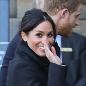 Le prince Harry et sa fiancée Meghan Markle quittent le château de Cardiff le 18 janvier 2018.