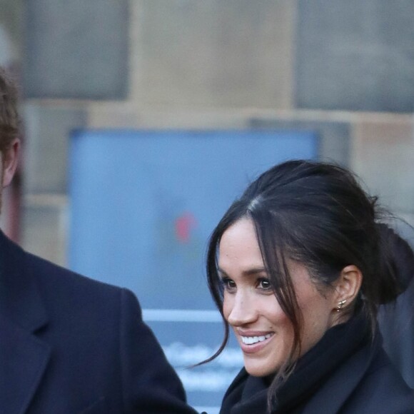 Le prince Harry et sa fiancée Meghan Markle quittent le château de Cardiff le 18 janvier 2018.