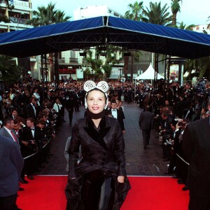 ARCHIVES - MARCHES DU PALAIS 49EME FESTIVAL FILM CANNES 1996 "VICTORIA ABRIL" SOURIANTE CHAPEAU BOTTES EN CUIRE ROBE LONGUE "PLEIN PIED" 15/05/1996