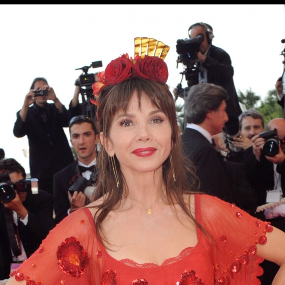 VICTORIA ABRIL - MONTEE DES MARCHES DU FILM "LA FRONTIERE DE L'AUBE" LORS DU 61EME FESTIVAL DU FILM DE CANNES 61TH CANNES FILM FESTIVAL - RED CARPET "LA FRONTIERE DE L'AUBE"22/05/2008