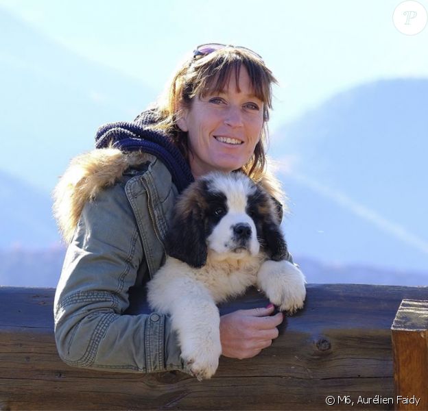 Carole, 48 ans, est éleveuse de chiens saint-bernard en région PACA et a 6 enfants. Emission "L'amour est dans le pré 2017" sur M6.