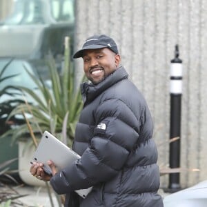 Kanye West tout sourire devant les photographes à Calabasas, le 17 janvier 2018.