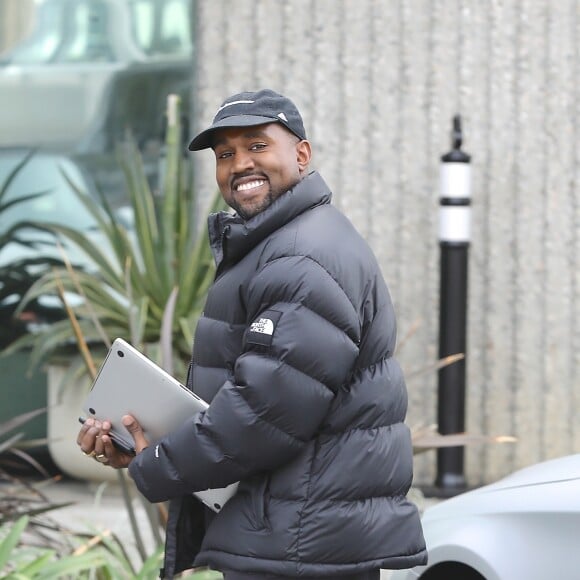 Kanye West tout sourire devant les photographes à Calabasas, le 17 janvier 2018.