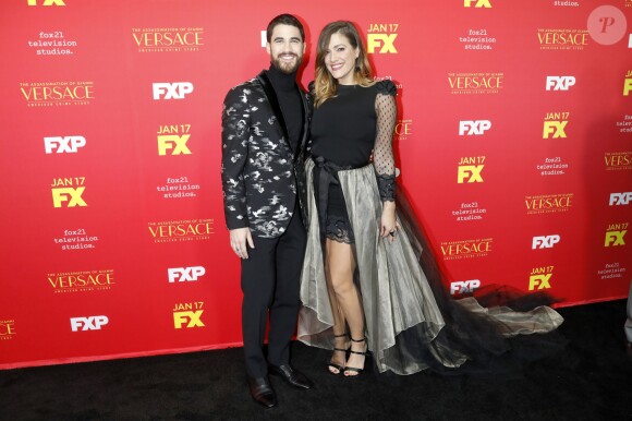 Darren Criss et sa compagne Mia Swier lors de l'avant-première de The Assassination Of Gianni Versace: American Crime Story à Los Angeles le 8 janvier 2018. Le couple a annoncé onze jours plus tard ses fiançailles.