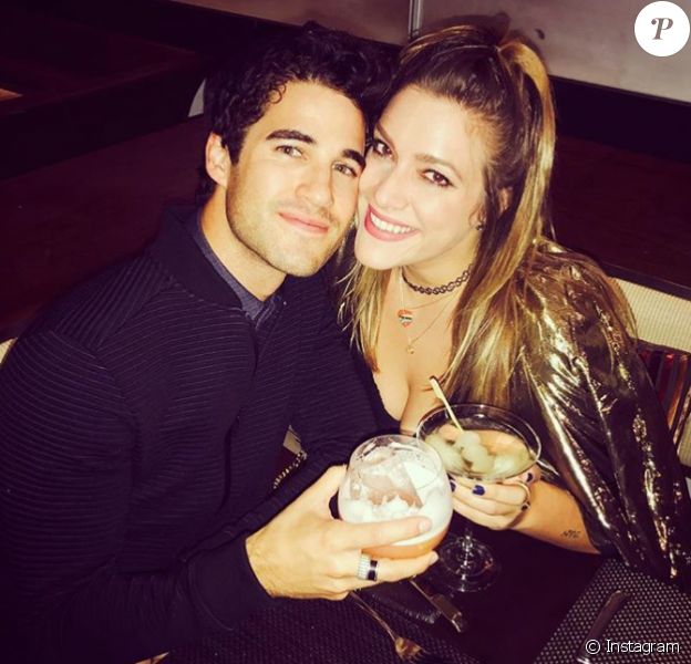 Darren Criss et sa compagne Mia Swier se sont fiancés le 19 janvier 2018. Photo Instagram septembre 2017.