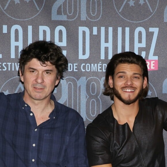 Le réalisateur Robin Sykes et Rayane Bensetti, Grand Prix pour le film "La Finale" lors de la soirée de clôture et remise de prix du 21ème festival international du film de comédie de l'Alpe d'Huez le 20 janvier 2018. © Dominique Jacovides / Bestimage