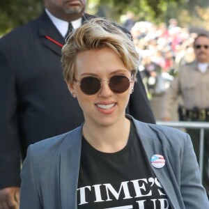 Scarlett Johansson - Les célébrités quittent la manifestation géante aux États-Unis pour la 2e "Marche des femmes" anti-Trump à Los Angeles le 20 janvier 2018.  Celebrities leave the 2018 Los Angeles Women's March in Los Angeles January 20th, 2018.20/01/2018 - Los Angeles