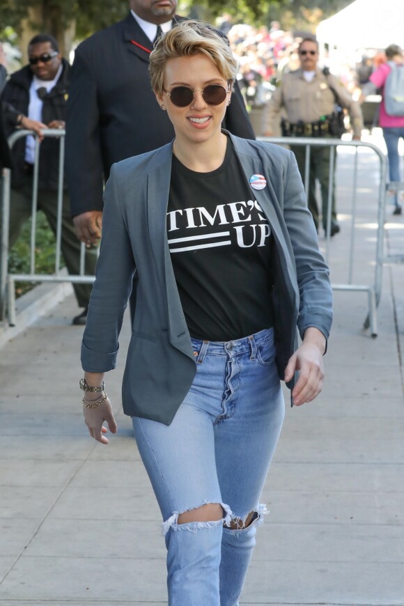 Scarlett Johansson - Les célébrités quittent la manifestation géante aux États-Unis pour la 2e "Marche des femmes" anti-Trump à Los Angeles le 20 janvier 2018.  Celebrities leave the 2018 Los Angeles Women's March in Los Angeles January 20th, 2018.20/01/2018 - Los Angeles