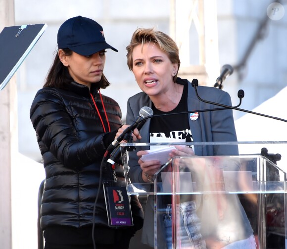 Mila Kunis , Scarlett Johansson - Les célébrités lors des manifestations géantes aux États-Unis pour la 2e "Marche des femmes" anti-Trump à Los Angeles le 20 janvier 2018.  Celebrities at the 2018 Women's March held in Los Angeles on January 20, 201820/01/2018 - Los Angeles