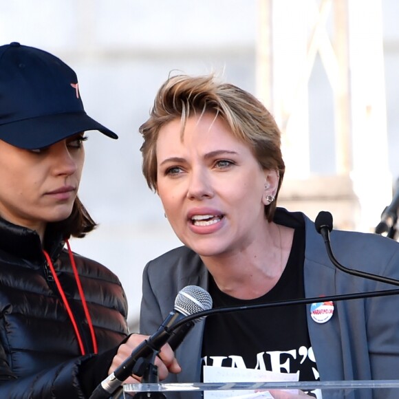 Mila Kunis , Scarlett Johansson - Les célébrités lors des manifestations géantes aux États-Unis pour la 2e "Marche des femmes" anti-Trump à Los Angeles le 20 janvier 2018.  Celebrities at the 2018 Women's March held in Los Angeles on January 20, 201820/01/2018 - Los Angeles