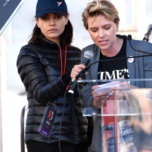 Mila Kunis , Scarlett Johansson - Les célébrités lors des manifestations géantes aux États-Unis pour la 2e "Marche des femmes" anti-Trump à Los Angeles le 20 janvier 2018.  Celebrities at the 2018 Women's March held in Los Angeles on January 20, 201820/01/2018 - Los Angeles