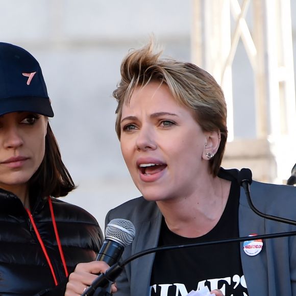 Mila Kunis , Scarlett Johansson - Les célébrités lors des manifestations géantes aux États-Unis pour la 2e "Marche des femmes" anti-Trump à Los Angeles le 20 janvier 2018.  Celebrities at the 2018 Women's March held in Los Angeles on January 20, 201820/01/2018 - Los Angeles
