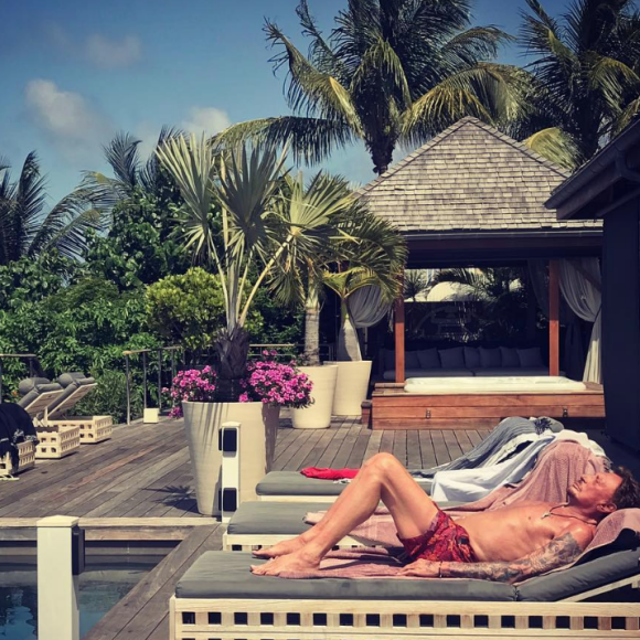 Yaël Abrot immortalise Johnny Hallyday au bord de la piscine de sa villa de Saint-Barthélemy, le 30 août 2017.
