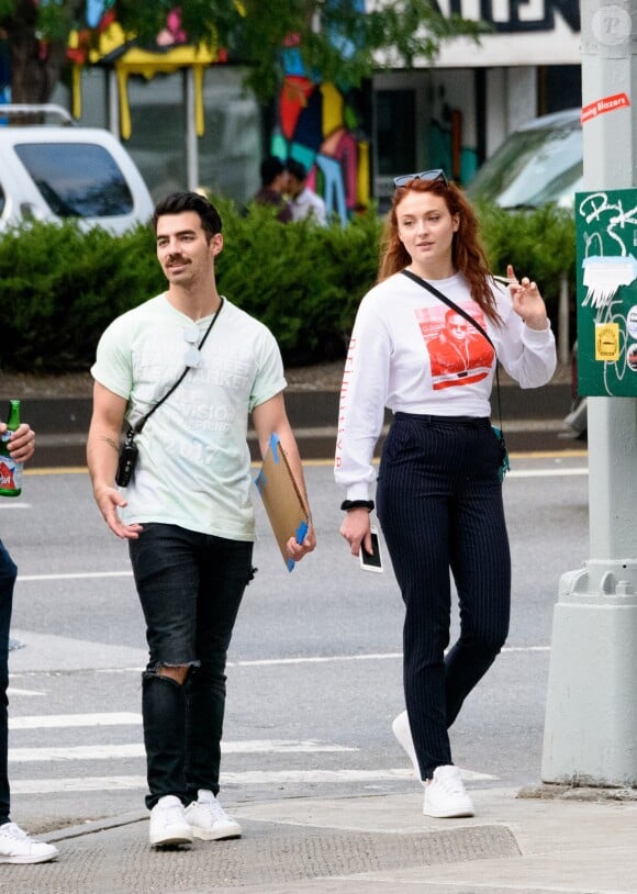 Exclusif - Joe Jonas et sa compagne Sophie Turner se baladent dans la rue à New York le 14 septembre 2017.