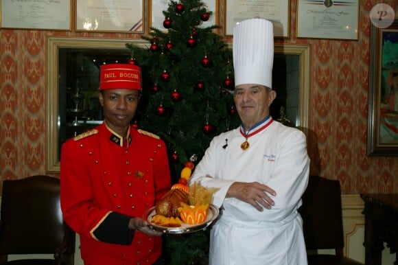 Said Abdou et Paul Bocuse dans son restaurant. Le 3 decembre 2004.