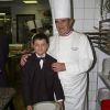 Paul Bocuse et un jeune étudiant en restauration dans les cuisines de son restaurant. Le 2 decembre 2007.