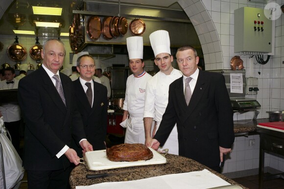 L'équipe de Paul Bocuse dans les cuisines de son restaurant. Le 2 decembre 2007.