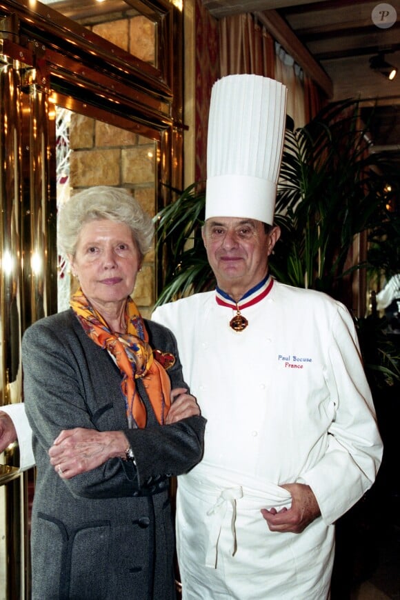 Paul Bocuse et sa femme Simone dans leur restaurant a Collonges-au-Mont-d'Or. Le 2 decembre 2001.